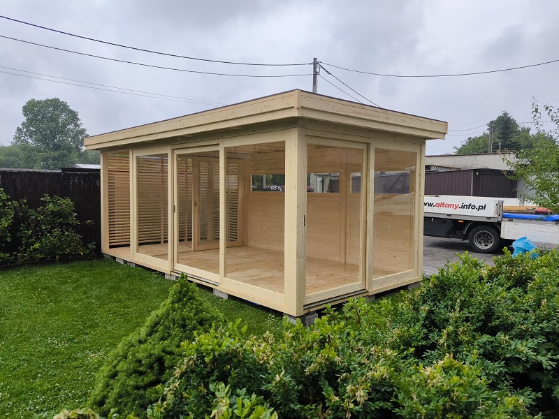 Drewniana altana prostokątna z tarasem i blaszany dachem. Ochrona przed deszczem