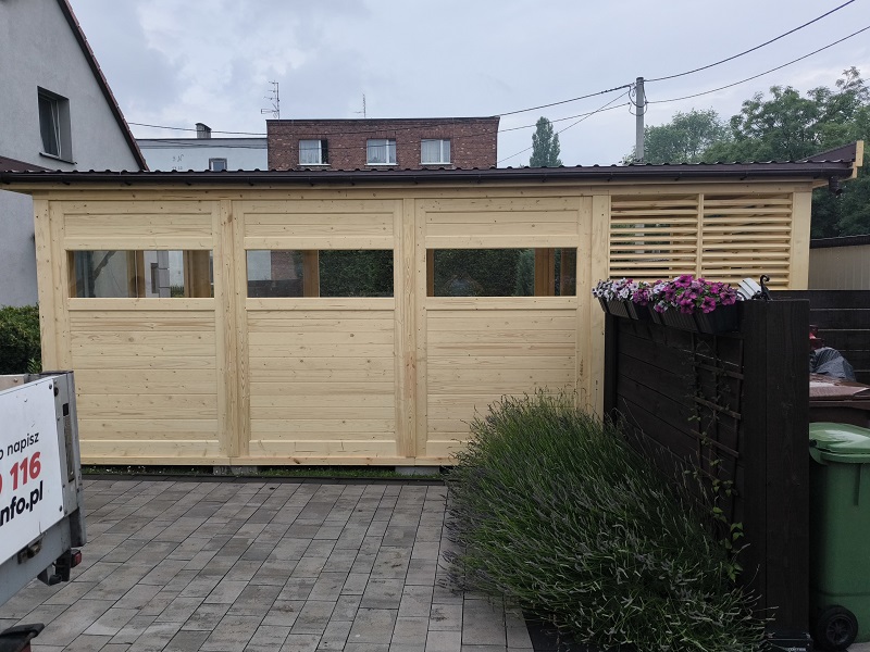 Jasna altanka z tarasem. Konstrukcja z sosny, orynnowanie i podłoga w zestawie