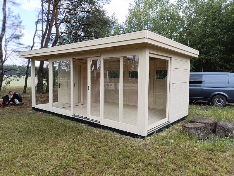 Szklana altana ogrodowa z systemem drzwi przesuwnych z trzech stron – maksymalna wentylacja