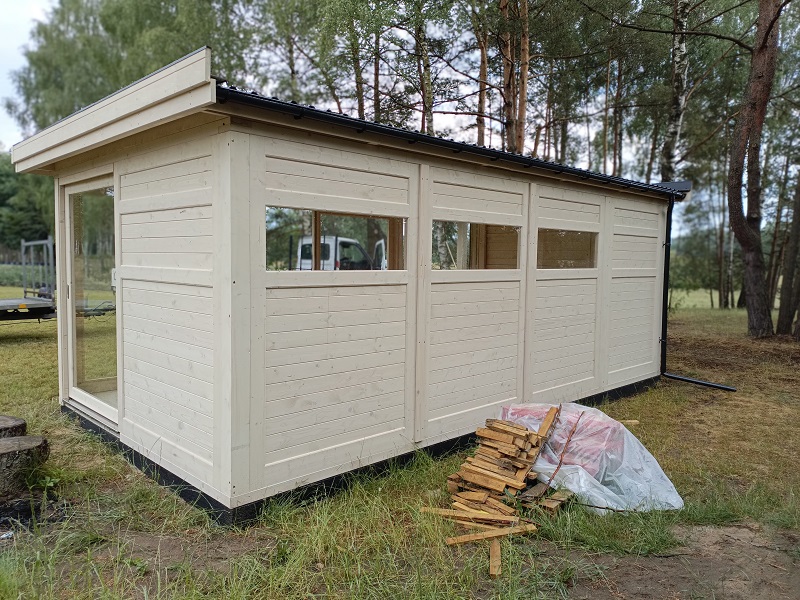 Zintegrowany domek narzędziowy z drzwiami na klucz i oknem, przybudówka do altany nr 35