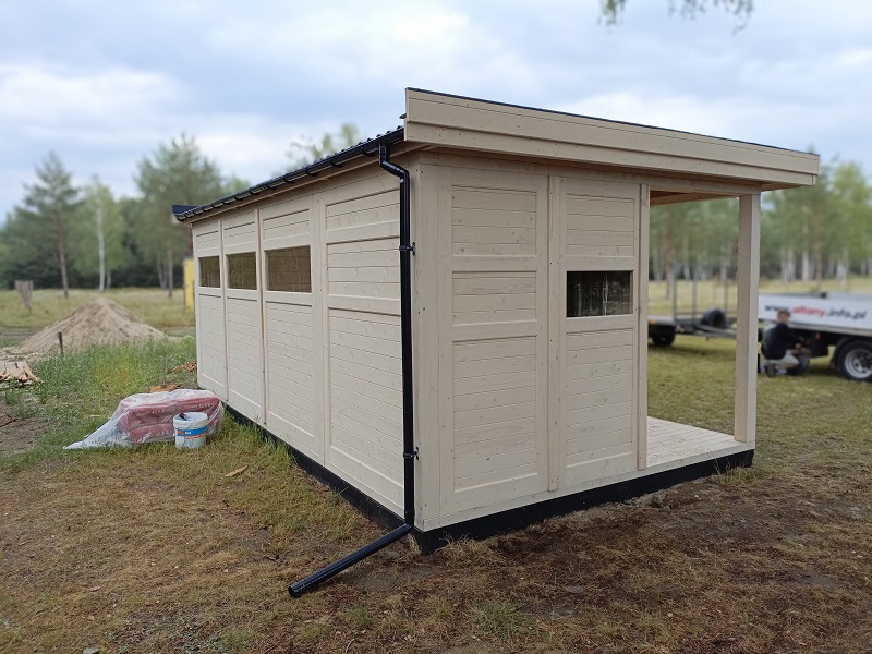 Drewniana altana z przebudówką i częścią zamkniętą, wykonana z suszonego drewna sosnowego