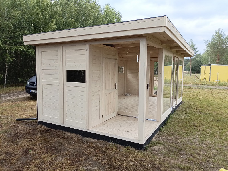 Dach altany kryty blachą z kompletnym systemem orynnowania – malowanie w cenie