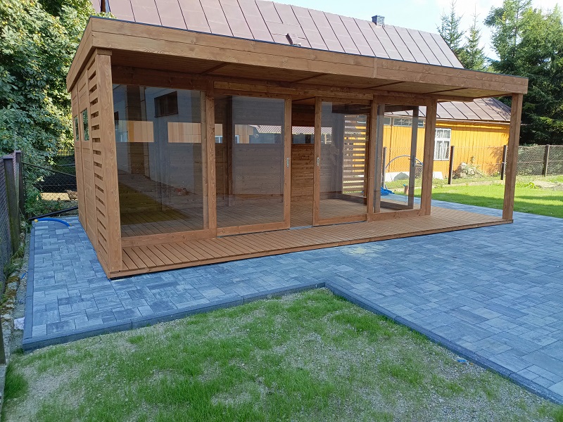 Przeszklona altana z drzwiami przesuwnymi z dwóch stron zapewniająca świetną wentylację