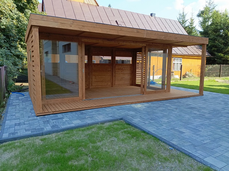 Drewniany taras z przodu i boku altany wykonany z suszonego drewna sosnowego