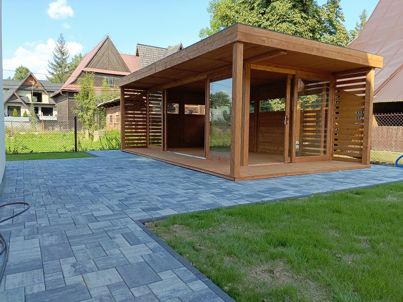 Solidna podłoga drewniana wewnątrz przeszklonej altany ogrodowej