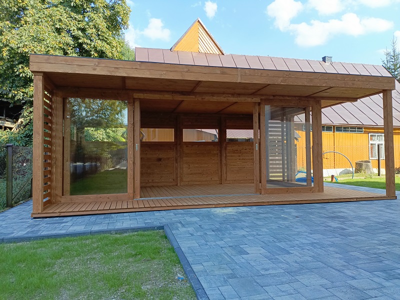 Wykończenie dachu blachą i system orynnowania w nowoczesnej altanie ogrodowej