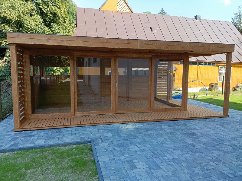 Nowoczesna altana szklana 4x7 m z tarasem bocznym i dachem z blachy – widok z zewnątrz
