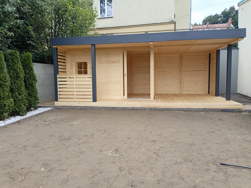 Drewniana altana sosnowa z dużym tarasem bocznym 3x3 m i szklanymi ścianami