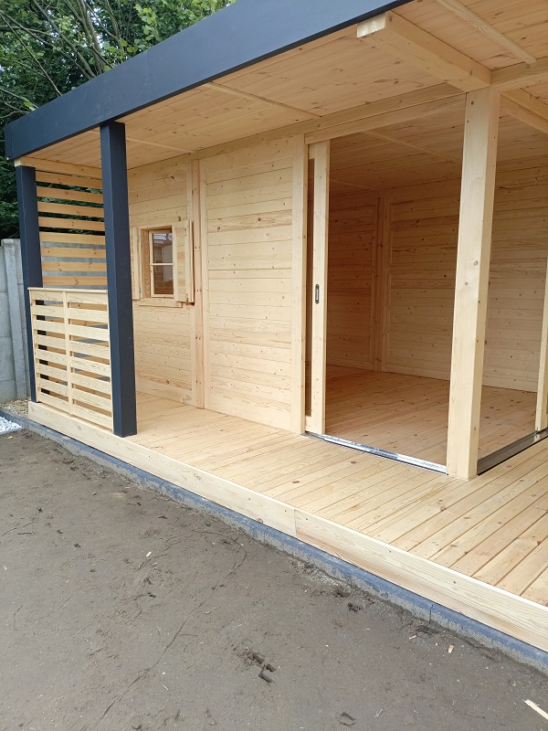 Długi taras przedni 7x1 m w nowoczesnej altanie z drewna suszonego