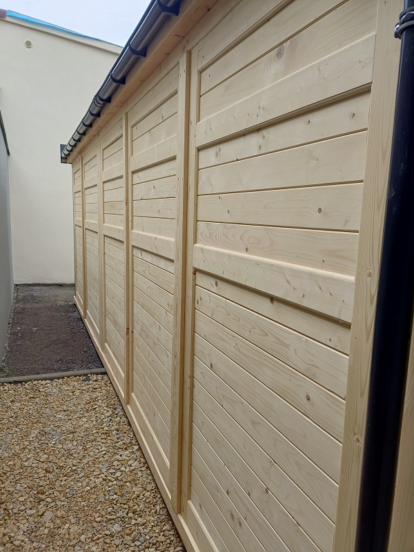 Tylna ściana altany: estetyczne deskowanie i kompletny system orynnowania