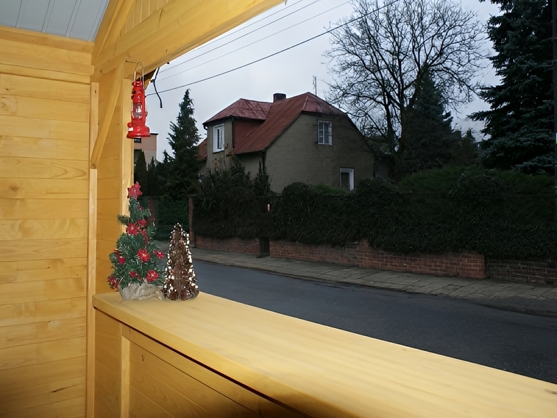 Domek handlowy nr 1 pokryty blachą Domek handlowy nr 1 pokryty blachą