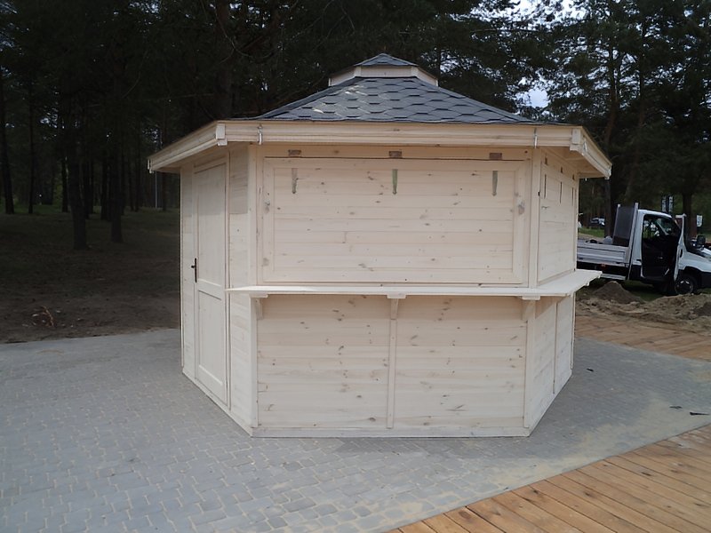 Domek handlowy nr 6 sześciokątny, dach wielospadowy.