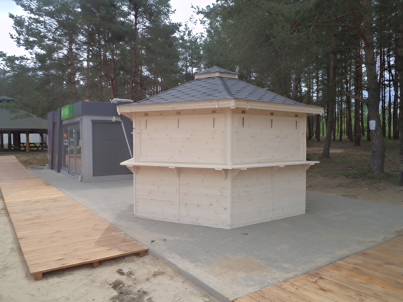 Domek handlowy nr 6 sześciokątny, dach wielospadowy.