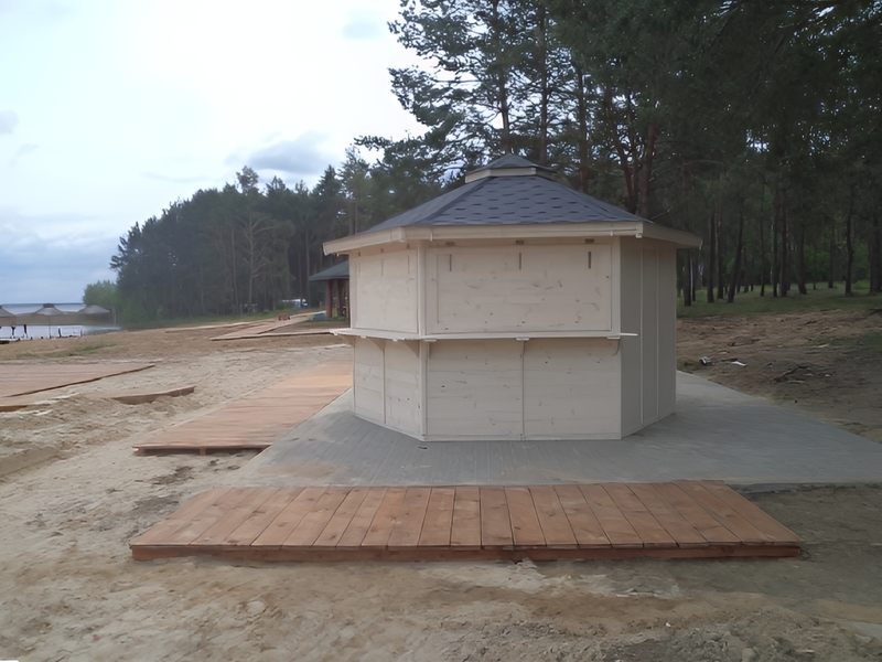 Domek handlowy nr 6 sześciokątny, dach wielospadowy.