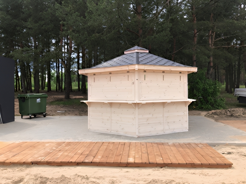 Domek handlowy nr 6 sześciokątny, dach wielospadowy.