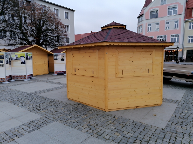 Domek handlowy nr 6 sześciokątny, dach wielospadowy.