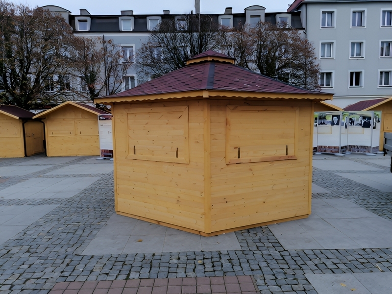 Domek handlowy nr 6 sześciokątny, dach wielospadowy.