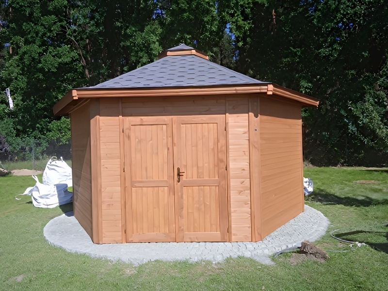 Domek handlowy nr 6 sześciokątny, dach wielospadowy.