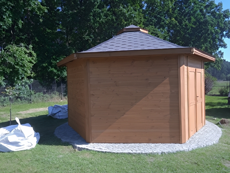 Domek handlowy nr 6 sześciokątny, dach wielospadowy.