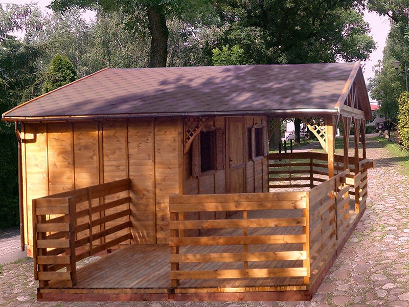 Domek letniskowy z bocznym tarasem