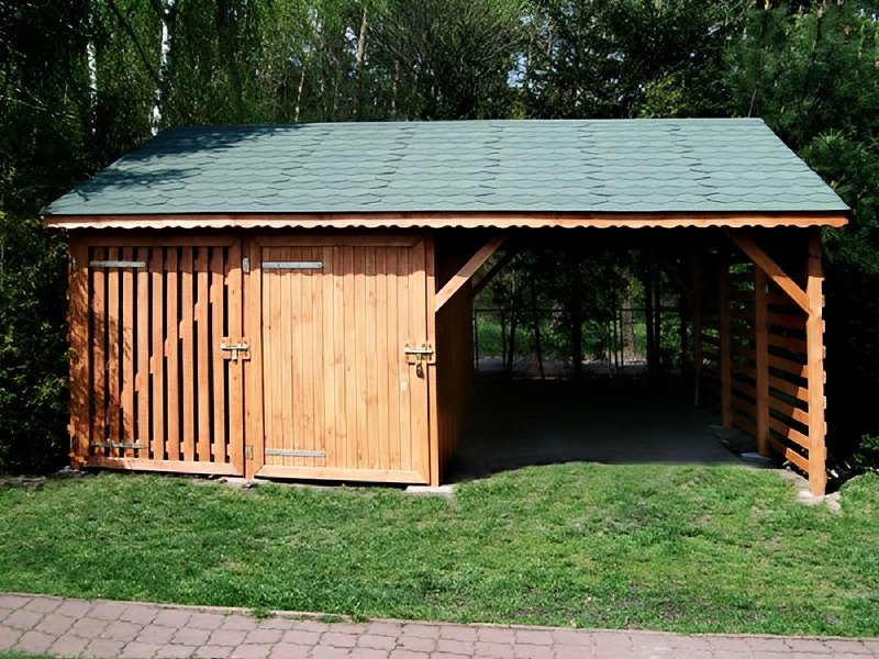 Drewutnia z wiatą na samochód