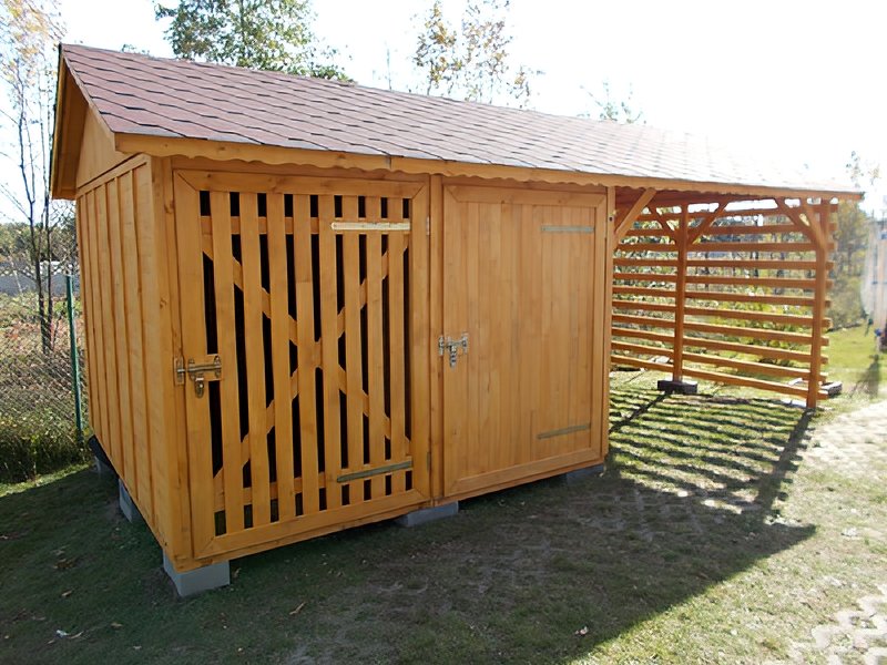 Drewutnia z wiatą na samochód